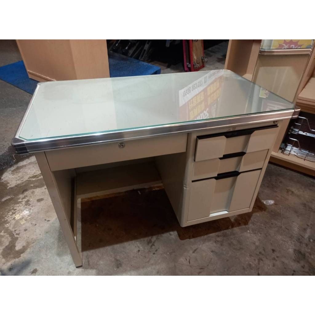 桃園二手家具推薦#老朋友-二手R型辦公桌優美桌半港桌辦公家具書桌桌子四抽辦公桌含玻璃桌面桃園二手家電推薦, 家具及居家用品, 家具, 桌子在旋轉拍賣