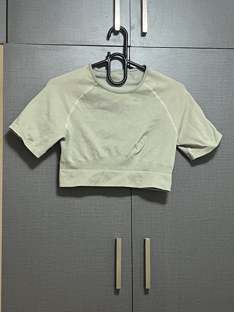 Activewear Crop Top (Category: Activewear) located in Makati City. Submitted by _makeroom (Listing ID 1321031204, Image 1). Description: no longer my style perfect for working out.