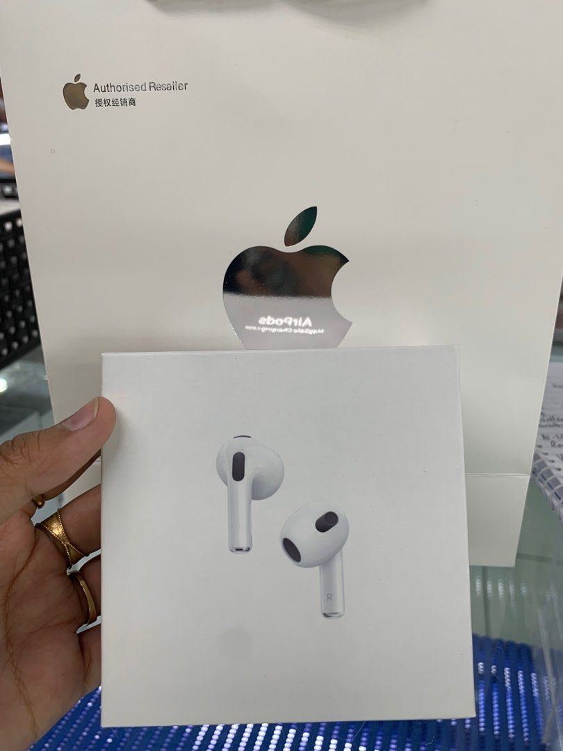 Airpods Gen 3 (3rd generation) (Category: Headphones & Headsets) located in Manila. Submitted by laleeyah (Listing ID 1321127372, Image 1). Description: Brand new and sealed Airpods Gen 3 (3rd generation) with free silicone case and apple bag PM FOR MORE INFORMATION 📩 •direct supplier 👋.