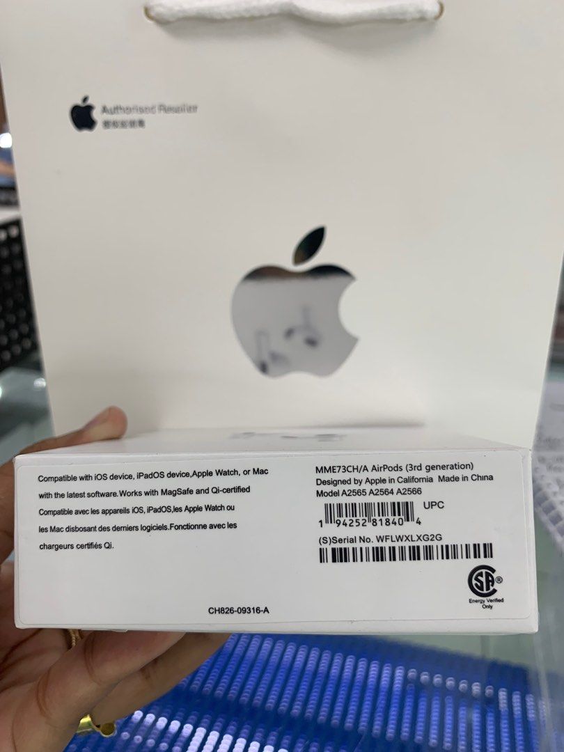 Airpods Gen 3 (3rd generation) (Category: Headphones & Headsets) located in Manila. Submitted by laleeyah (Listing ID 1321127372, Image 2). Description: Brand new and sealed Airpods Gen 3 (3rd generation) with free silicone case and apple bag PM FOR MORE INFORMATION 📩 •direct supplier 👋.