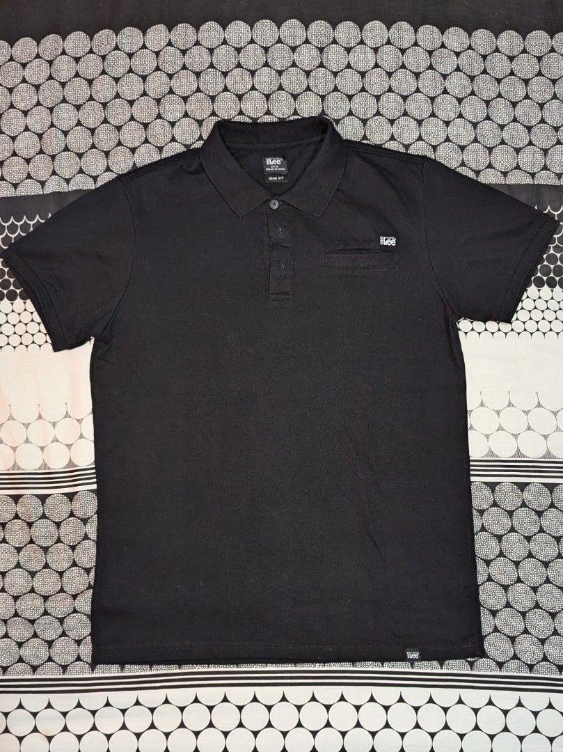 Lee Men's Polo Shirt (Black) (Category: Tshirts & Polo Shirts ) located in Manila. Submitted by nattyfinds (Listing ID 1320985057, Image 1). Description: L: 28.5 in W: 20.5 in Size on tag: XL ✅ Semi fit ✅ With pocket.