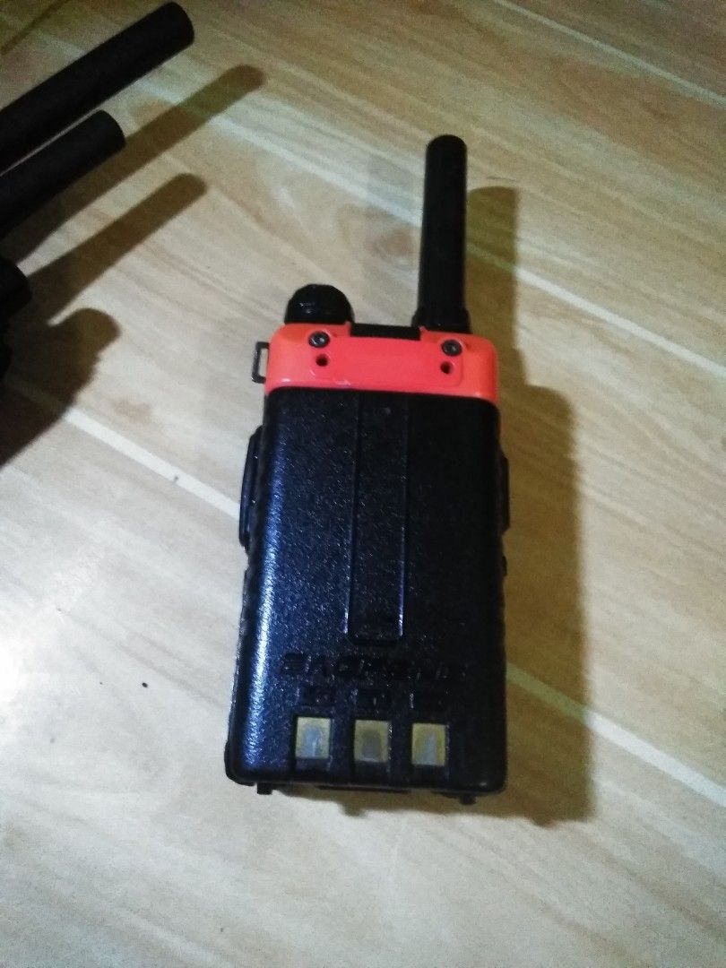 Baofeng uv 5r (Category: Walkie-Talkie) located in Pasay City. Submitted by davecruzparuhinog (Listing ID 1320960862, Image 2). Description: sariwa pa di masyado gngmit.lahat ng chanel malinaw.clear trans and receive.special ofer lang wala n fund kc.