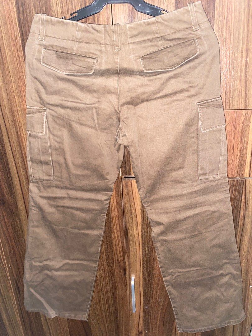Chocobrown Cargo Pants (Category: Jeans) located in Manila. Submitted by _ayish21 (Listing ID 1321027030, Image 2). Description: ganda ng color sa actual 🩷 branded.
