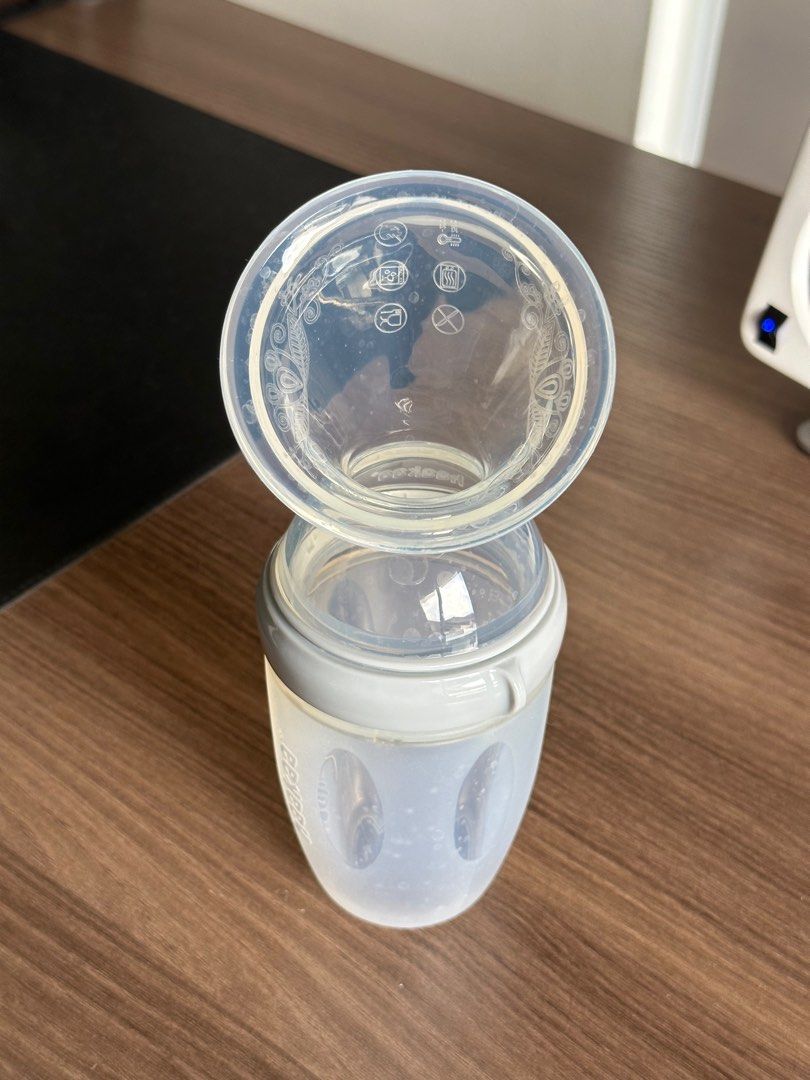 Haakaa Gen 3 Silicone Breast Pump 250mL (Category: Breastfeeding & Bottle Feeding) located in Quezon City. Submitted by alinmakesadeal (Listing ID 1321014161, Image 2). Description: -Gray color -No more box -With manual - Original price on Laz is Php 2260 - RFS: Selling this extra unit I own .
