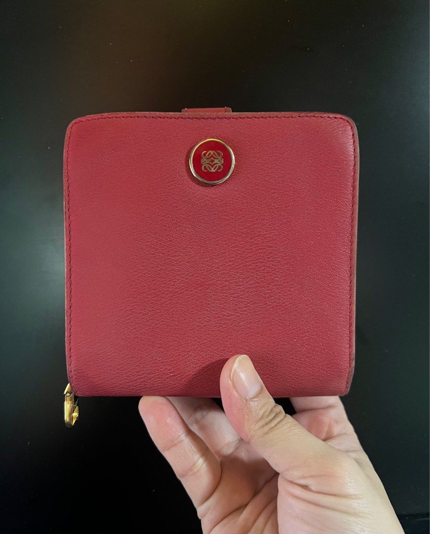 Loewe bifold wallet (Category: Luxury Bags & Wallets) located in Valenzuela. Submitted by dianzskiyo (Listing ID 1321091826, Image 1). Description: 📍SELF - AUTHENTICATION📍 LOCATION : VALENZUELA 🎀AVAILABLE! SOLD ITEMS ARE MARKED OR DELETED🎀 Preloved Loewe wallet 📍 what you see is what you get 📍 Managed ur expectation - this is preloved 📍 Slightly negotiable 📍 All details were already posted (pls check photos para iwas sa redundant na tanon