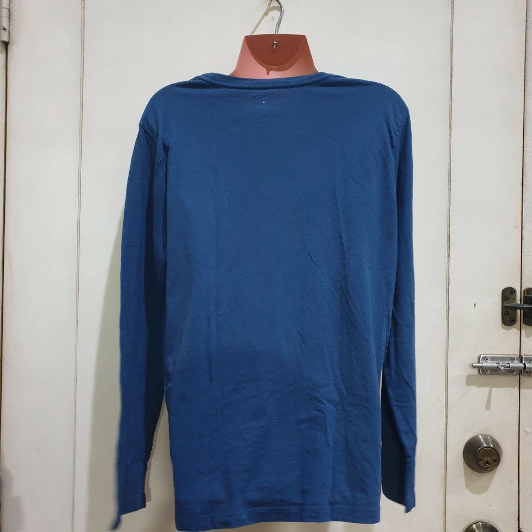 original old navy plain dark blue sweater size S jacket (Category: Coats, Jackets and Outerwear) located in Mandaluyong City. Submitted by froot4444 (Listing ID 1321049912, Image 2). Description: size S on tag flat measurements: chest waist 18in length 26in sf to be shouldered by buyer 📍mandaluyong city mop: gcash/maya/bpi mod: j&t/sdd.
