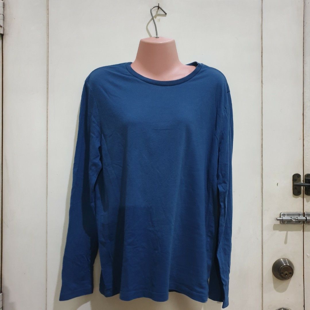original old navy plain dark blue sweater size S jacket (Category: Coats, Jackets and Outerwear) located in Mandaluyong City. Submitted by froot4444 (Listing ID 1321049912, Image 1). Description: size S on tag flat measurements: chest waist 18in length 26in sf to be shouldered by buyer 📍mandaluyong city mop: gcash/maya/bpi mod: j&t/sdd.