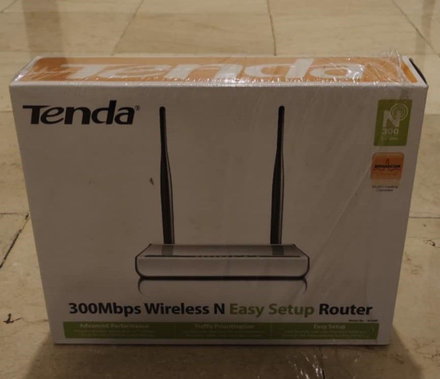 Tenda 300mbps wifi router (Category: Networking) located in Makati City. Submitted by thrifthub.ph (Listing ID 1320953840, Image 1). Description: unused.