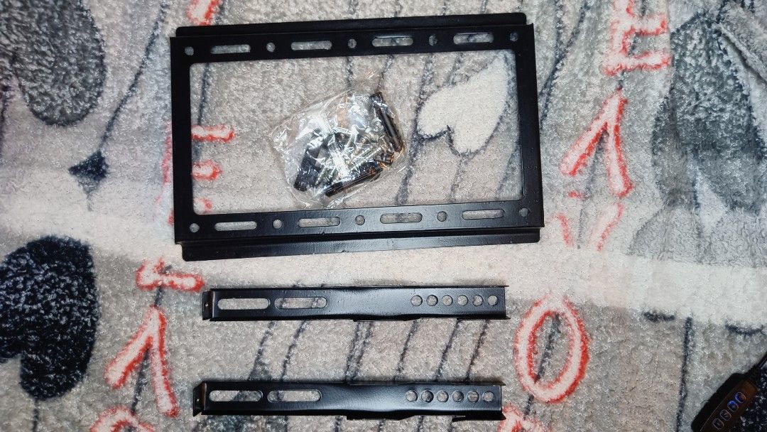 Universal TV Mount 14" to 47" (Category: Mounts & Holders) located in Pasay City. Submitted by karom22 (Listing ID 1321040486, Image 2). Description: pm for inquiries.