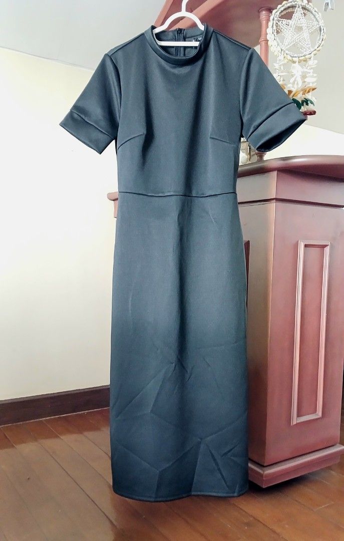 Zalora Work Mock Neck Midi dress (Category: Dresses) located in Quezon City. Submitted by iceegems (Listing ID 1320984631, Image 1). Description: - bought for P695 sa Zalora app - medium size - impulse buy, never used, stored only. With tag pa as shown sa photos - can be worn for corporate office, semi formal events, meetings, etc. - thick fabric - no flaws - it looks very classy when worn, lalo na when paired with heels. MOP: gcash or bank trans