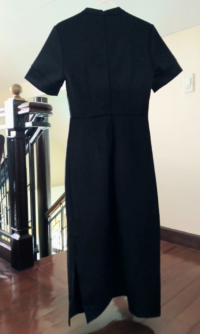 Zalora Work Mock Neck Midi dress (Category: Dresses) located in Quezon City. Submitted by iceegems (Listing ID 1320984631, Image 2). Description: - bought for P695 sa Zalora app - medium size - impulse buy, never used, stored only. With tag pa as shown sa photos - can be worn for corporate office, semi formal events, meetings, etc. - thick fabric - no flaws - it looks very classy when worn, lalo na when paired with heels. MOP: gcash or bank trans