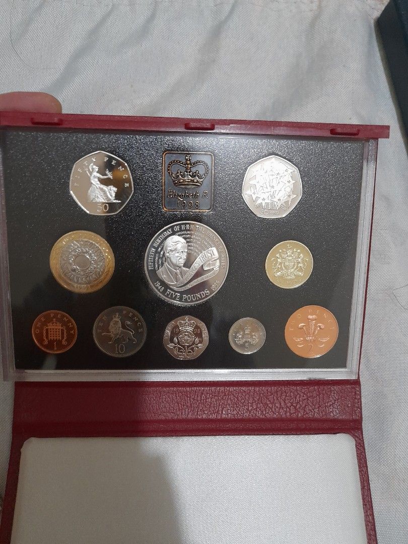 一套英女皇精制幣售價750, 興趣及遊戲, 收藏品及紀念品, 錢幣- Carousell