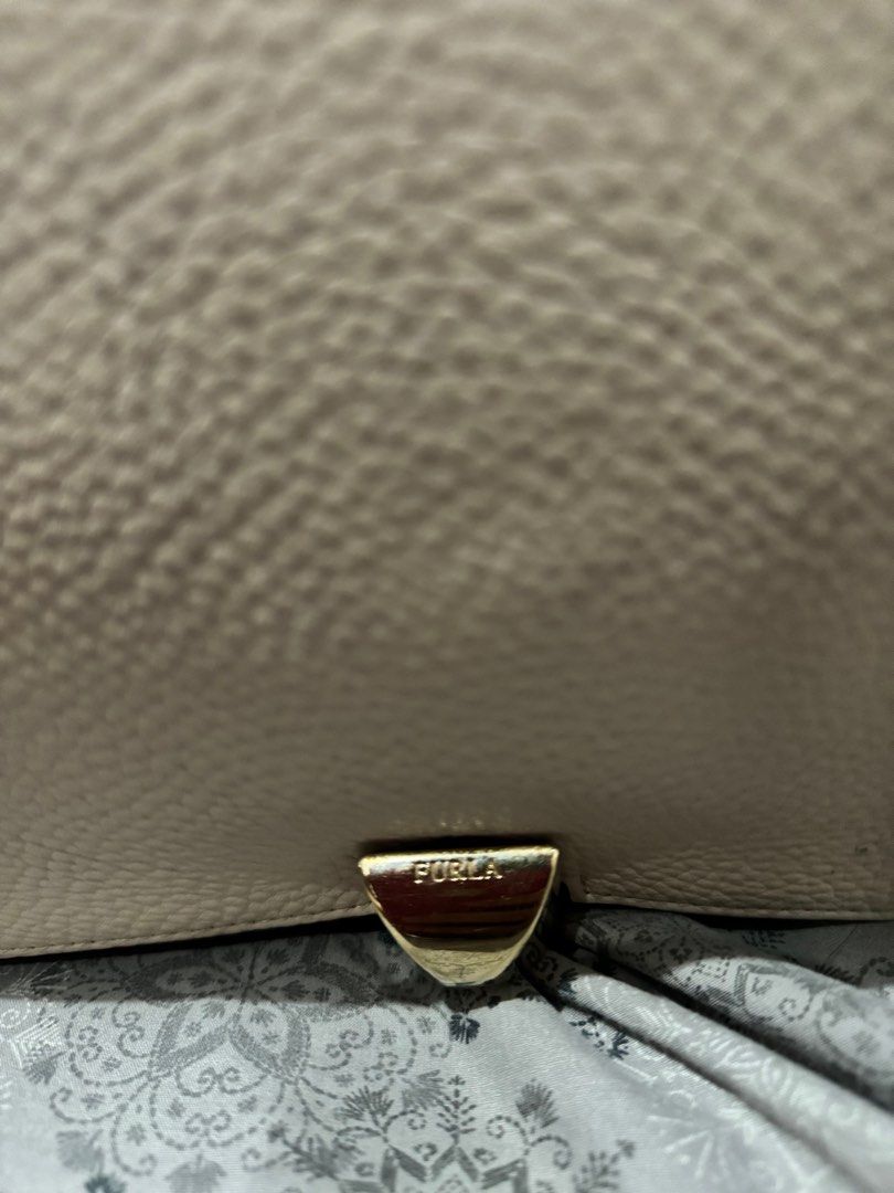Authentic Furla Cortina bag (Large) (Category: Luxury Bags & Wallets) located in Mabalacat. Submitted by fangal_finds (Listing ID 1321178404, Image 2). Description: Authentic Furla Cortina bag (Large) Intact Rubber linings No open pipping and rubs Gold hardwares Issue: Missing sling (replacement slings are available in orange app).