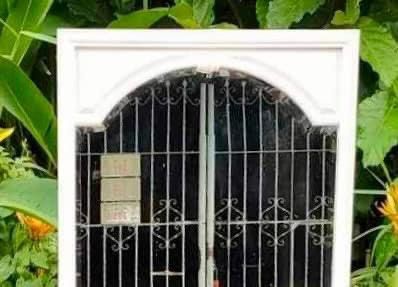 Big Hanging Mirror (Category: Mirrors) located in Quezon City. Submitted by matetdevis13 (Listing ID 1321249308, Image 2). Description: Big Hanging Mirror 21”L x 54”H Php 3,700 Solid wood frame In good condition.