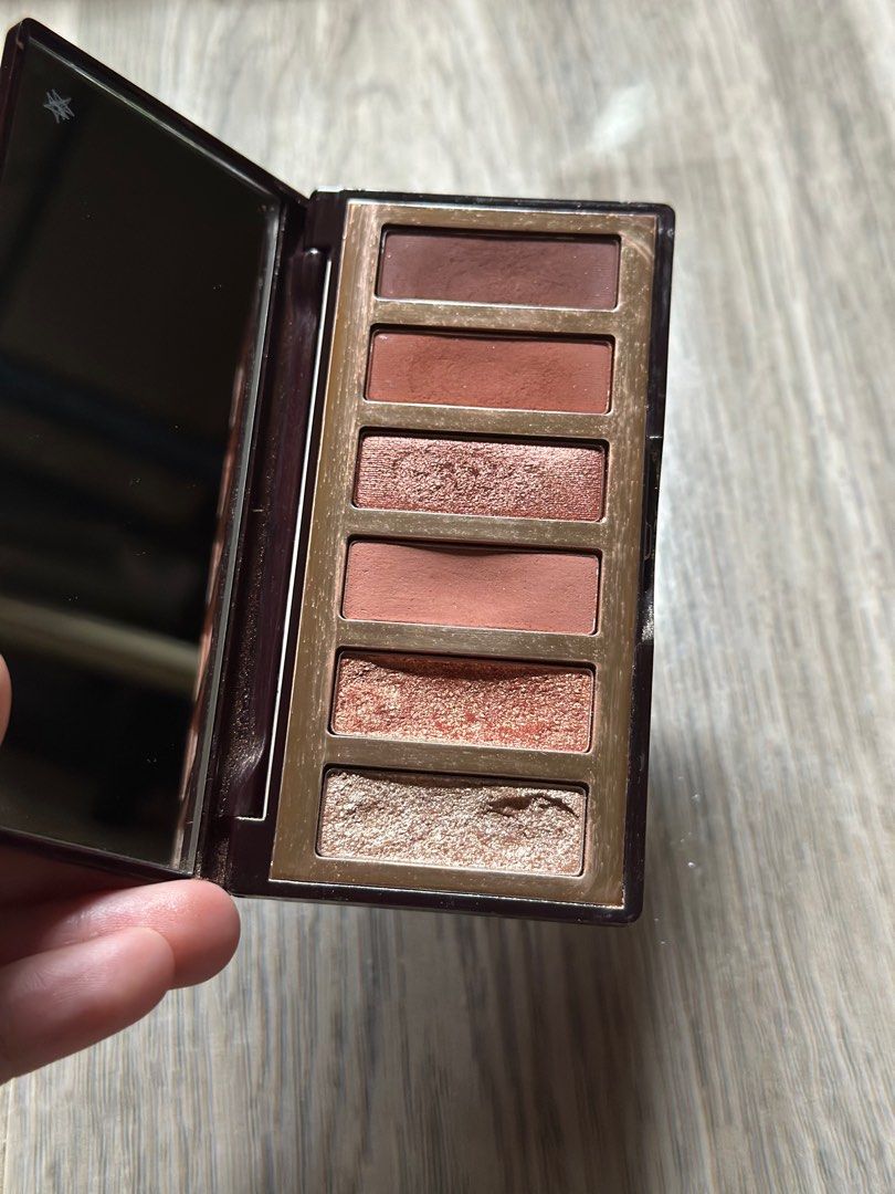 Charlotte Tilbury Easy Eye Palette (Category: Makeup) located in Cavite. Submitted by nck29 (Listing ID 1321145271, Image 2). Description: With box.