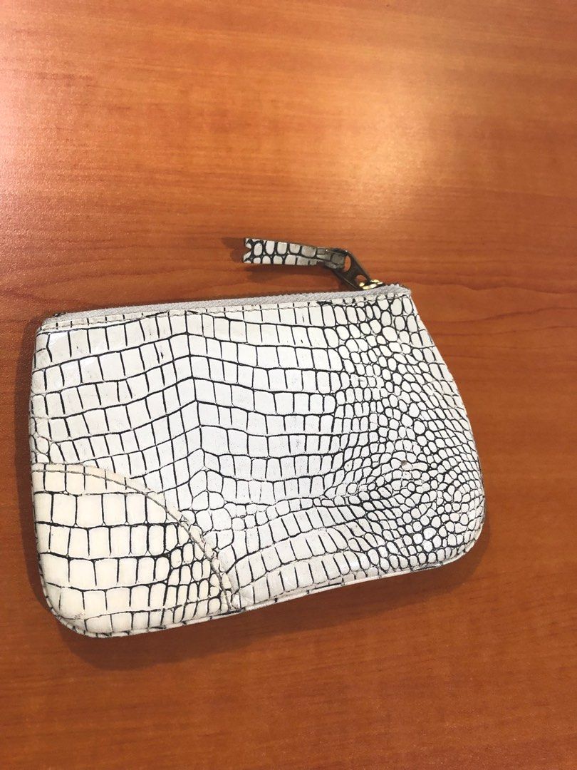 Comme des Garcons (Category: Luxury Bags & Wallets) located in Manila. Submitted by soyfresh (Listing ID 1321241812, Image 2). Description: CDG Leather Coin Wallet White Croc.