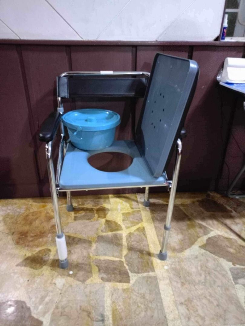 Commode Chair Hospital Chair Potty (Category: Medical Supplies & Tools) located in Manila. Submitted by johnnathanbmc (Listing ID 1321307686, Image 3). Description: Lightly used like new chair.