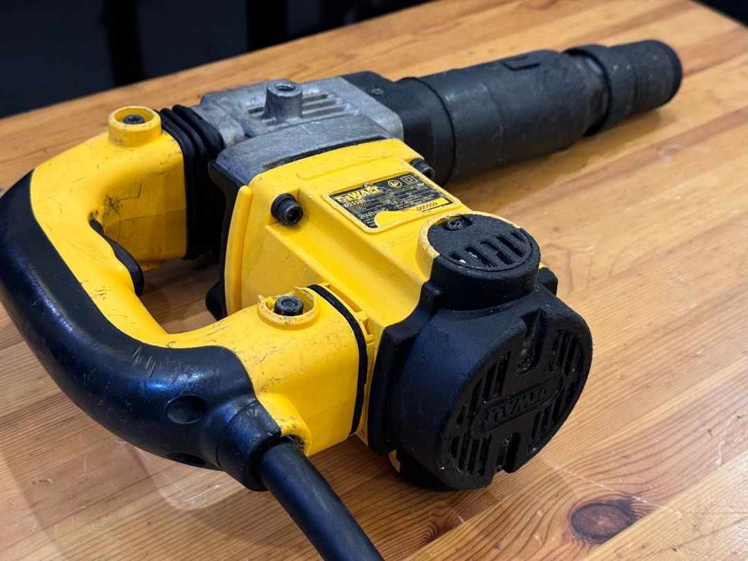 DeWalt Demolition Hammer (Category: Construction Tools & Equipment) located in Talisay. Submitted by kim_rey (Listing ID 1321244584, Image 3). Description: Model: D25580 ▪️Power: 1050 watts ▪️Volts: 220-240v ▪️Blows per minute: 3600 bpm ▪️impact Energy: 8.8 J ▪️Tool Holder: Hex shank ▪️Cable length: 4 meters.
