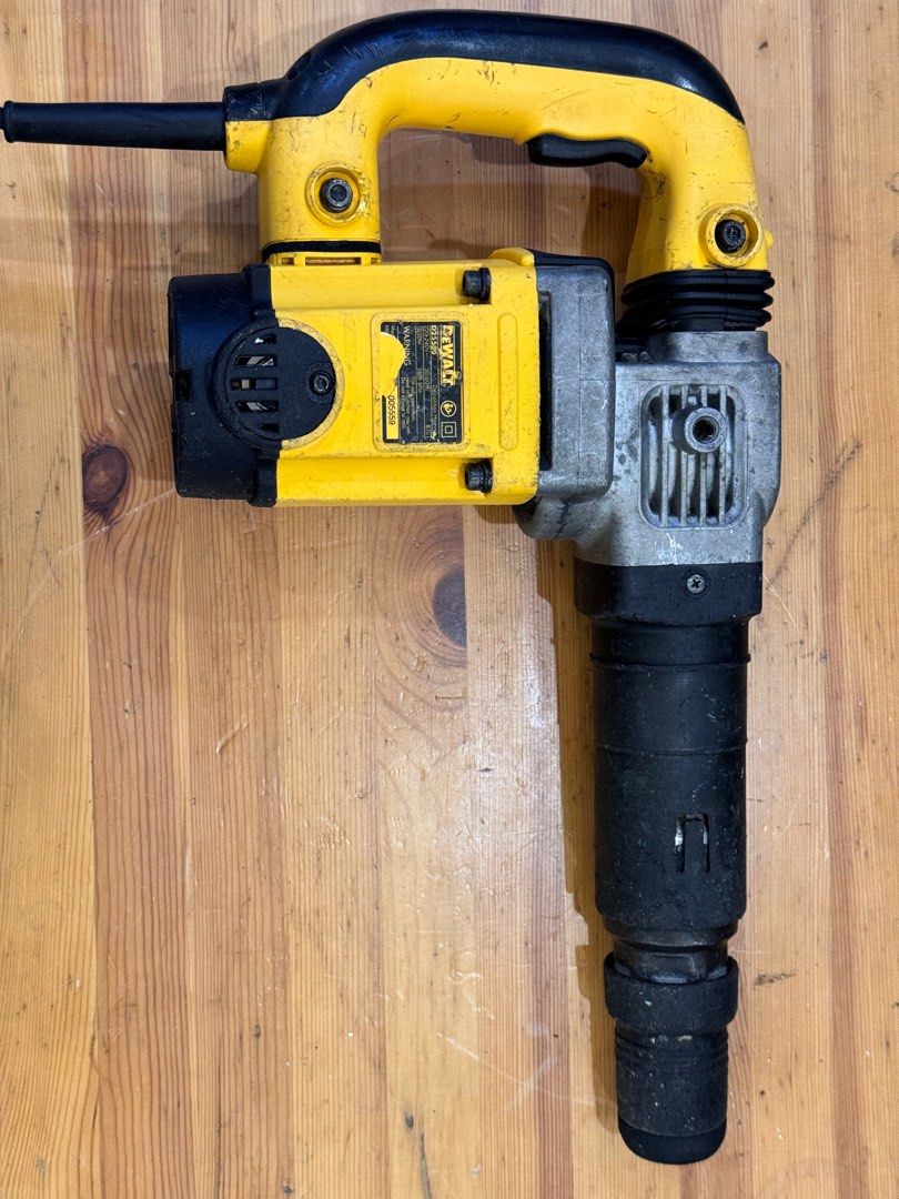DeWalt Demolition Hammer (Category: Construction Tools & Equipment) located in Talisay. Submitted by kim_rey (Listing ID 1321244584, Image 2). Description: Model: D25580 ▪️Power: 1050 watts ▪️Volts: 220-240v ▪️Blows per minute: 3600 bpm ▪️impact Energy: 8.8 J ▪️Tool Holder: Hex shank ▪️Cable length: 4 meters.