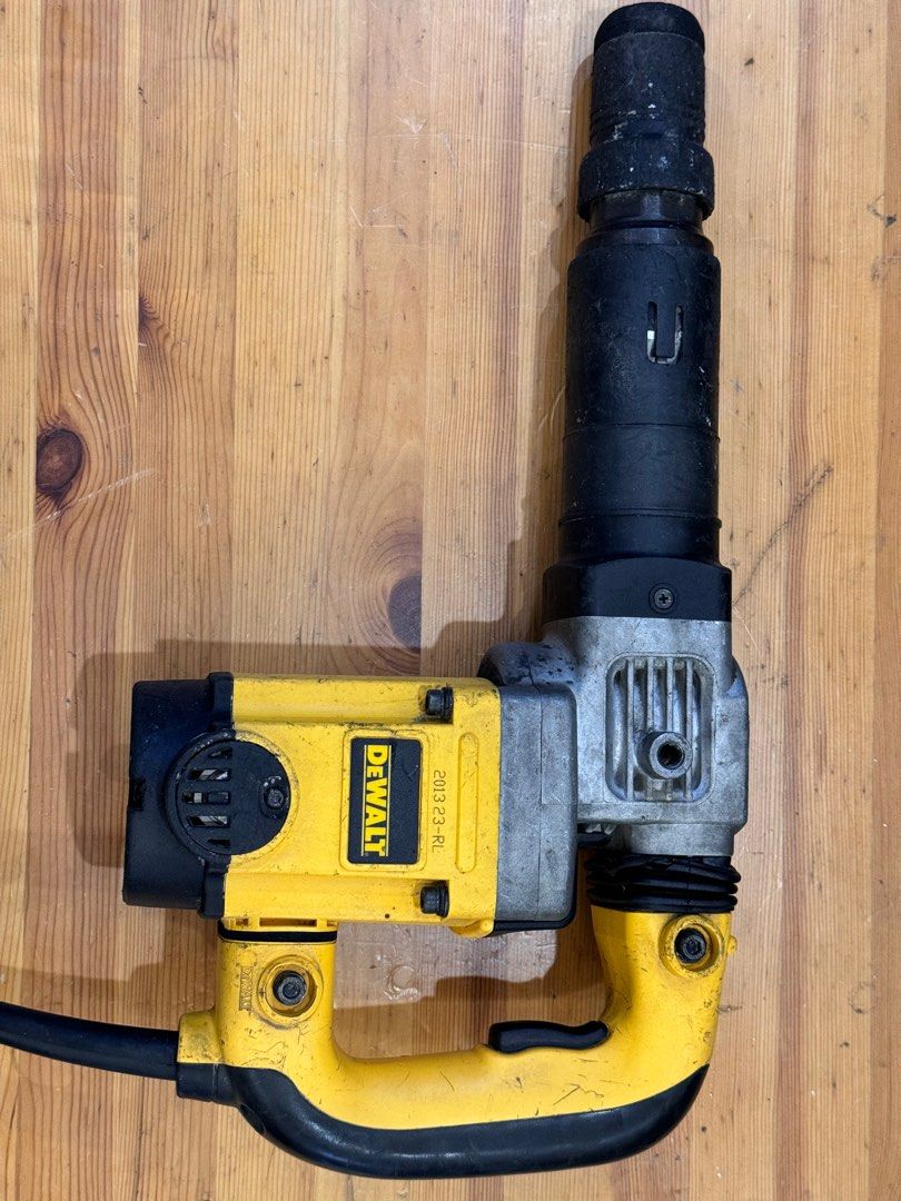 DeWalt Demolition Hammer (Category: Construction Tools & Equipment) located in Talisay. Submitted by kim_rey (Listing ID 1321244584, Image 1). Description: Model: D25580 ▪️Power: 1050 watts ▪️Volts: 220-240v ▪️Blows per minute: 3600 bpm ▪️impact Energy: 8.8 J ▪️Tool Holder: Hex shank ▪️Cable length: 4 meters.