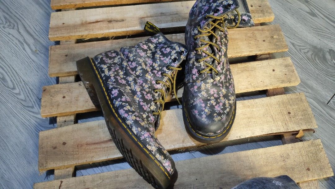 Dr martens 43 flower Fesyen Pria Sepatu Sepatu Formal di Carousell