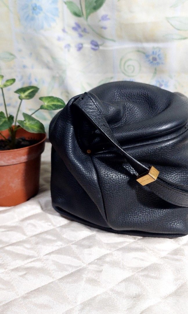 Exception de mixmind shoulder bag (Category: Luxury Bags & Wallets) located in Santa Maria. Submitted by mikavillaflor4 (Listing ID 1321232933, Image 3). Description: box type ukay source in good condition details posted.
