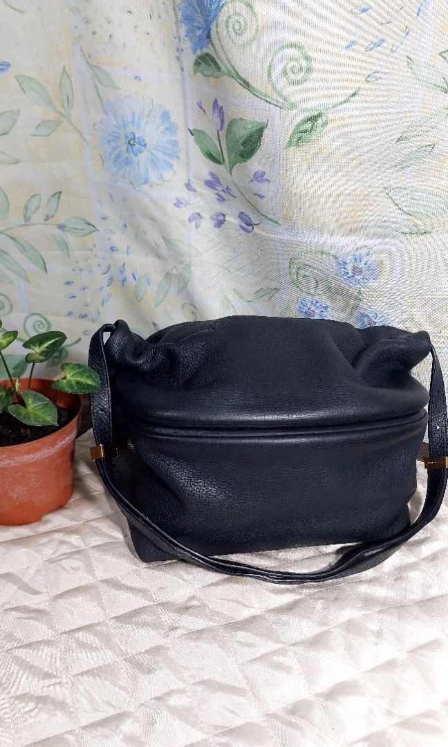 Exception de mixmind shoulder bag (Category: Luxury Bags & Wallets) located in Santa Maria. Submitted by mikavillaflor4 (Listing ID 1321232933, Image 1). Description: box type ukay source in good condition details posted.
