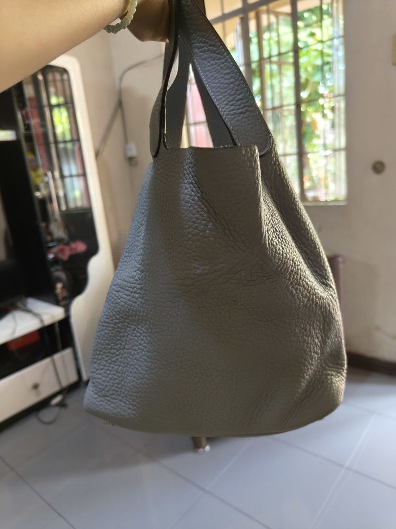 Hermes picotin (Category: Luxury Bags & Wallets) located in Batangas. Submitted by venus232nd (Listing ID 1321132909, Image 3). Description: with lock and key,coded,genuine leather.