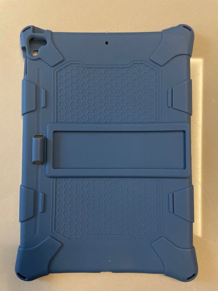 iPad case (Category: Other Gadgets) located in Singapore. Submitted by moomin14 (Listing ID 1321152341, Image 2). Description: Selling cos I have a few iPad casings so want to Declutter. For iPad 9.