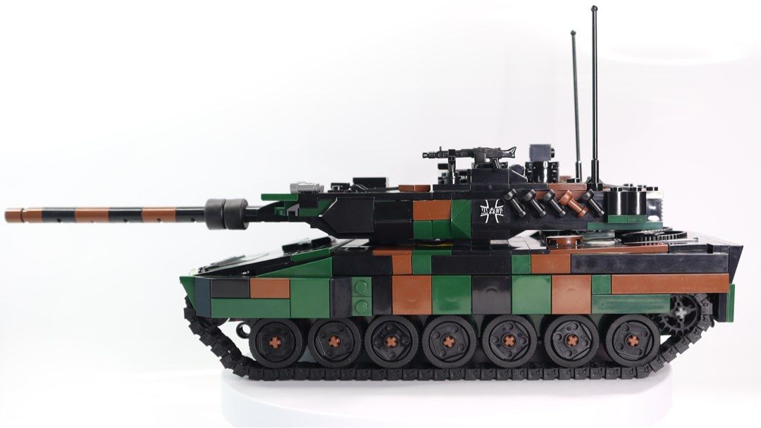 LEGO Brickmania Leopard 2A7 Main Battle Tank 2V7 Girls und Panzer LEGO Carousell