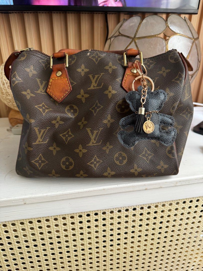 LV Louis Vuitton Speedy 25 (Category: Luxury Bags & Wallets) located in Bulacan. Submitted by bosquepric49162 (Listing ID 1321143350, Image 2). Description: Speedy 25 with searchable code and free lock and key. Well loved. Price is negotiable. .