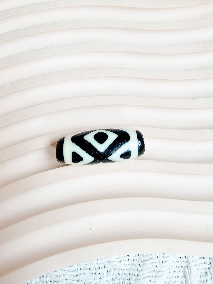 874 天珠 triple eyed dzi with diamond ！ 874 天珠 triple eyed dzi