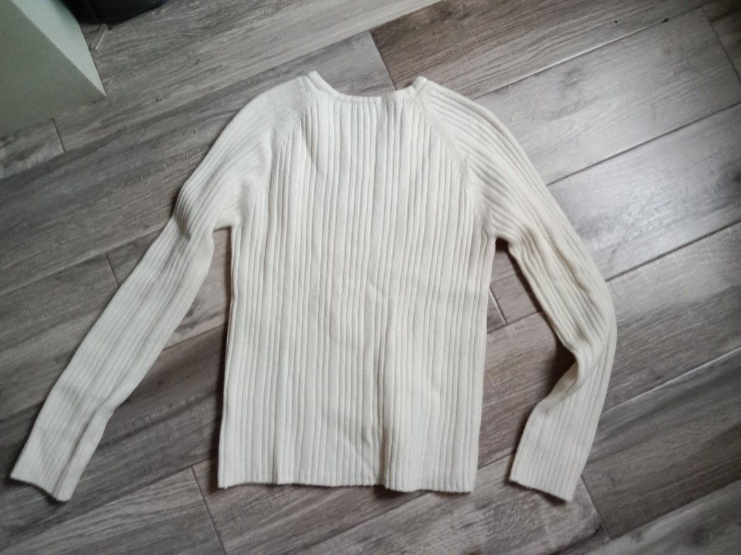 Pale Yellow Knitted Longsleeves (Category: Longsleeves) located in Porac. Submitted by declutterwithargel (Listing ID 1321141397, Image 3). Description: Fits small to semi medium Super soft material Perfect for cozy weather.