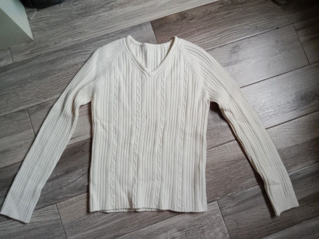 Pale Yellow Knitted Longsleeves (Category: Longsleeves) located in Porac. Submitted by declutterwithargel (Listing ID 1321141397, Image 2). Description: Fits small to semi medium Super soft material Perfect for cozy weather.