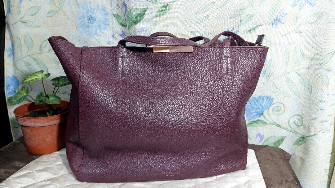 Ted baker london tote bag (Category: Luxury Bags & Wallets) located in Santa Maria. Submitted by mikavillaflor4 (Listing ID 1321226360, Image 1). Description: in excellent used condition details posted kindly check authentic. ukay source.
