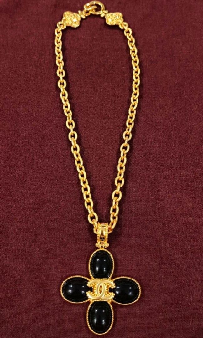 Vintage Chanel Necklace (Category: Luxury Accessories) located in Imus. Submitted by LUXunBOX (Listing ID 1321234956, Image 1). Description: with pouch & box.