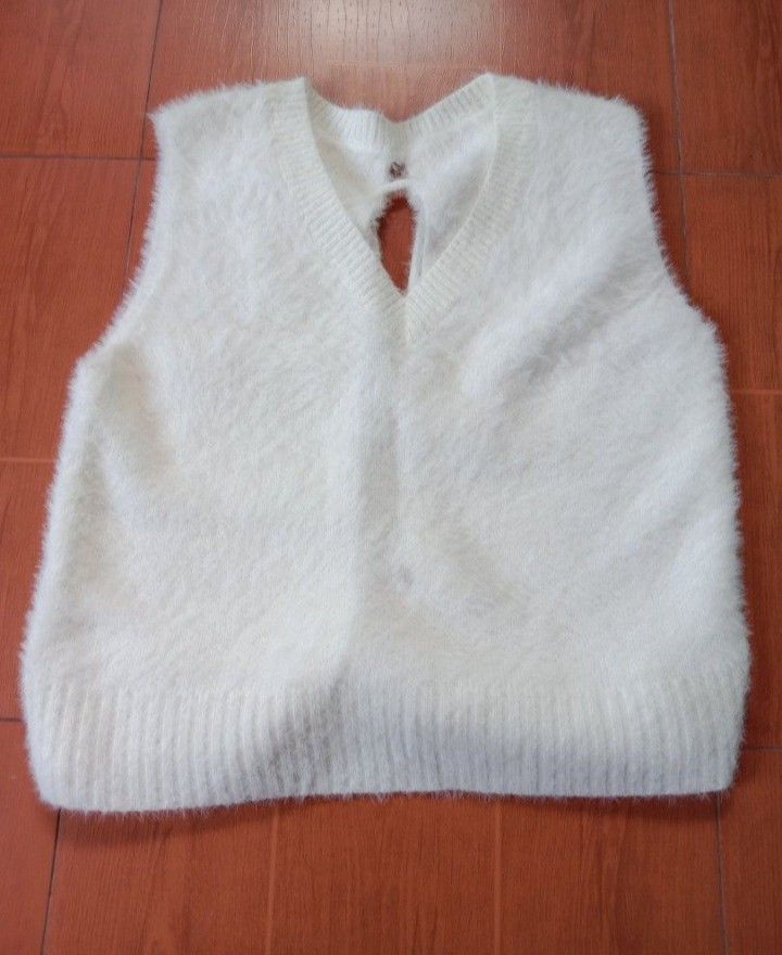 White Fur Sleeveless Top Back Tie (Category: Sleeveless) located in Porac. Submitted by declutterwithargel (Listing ID 1321143313, Image 2). Description: With a small stain as seen on photos, I have not tried washing it lang so I don't know if matatanggal Super soft material No when worn photos available Fits Small to Medium.