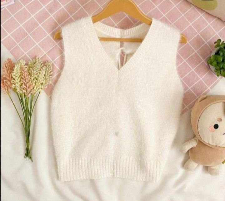 White Fur Sleeveless Top Back Tie (Category: Sleeveless) located in Porac. Submitted by declutterwithargel (Listing ID 1321143313, Image 1). Description: With a small stain as seen on photos, I have not tried washing it lang so I don't know if matatanggal Super soft material No when worn photos available Fits Small to Medium.