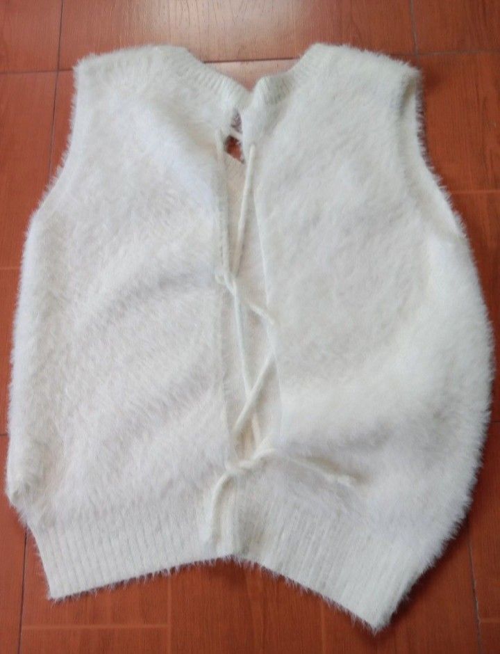 White Fur Sleeveless Top Back Tie (Category: Sleeveless) located in Porac. Submitted by declutterwithargel (Listing ID 1321143313, Image 3). Description: With a small stain as seen on photos, I have not tried washing it lang so I don't know if matatanggal Super soft material No when worn photos available Fits Small to Medium.