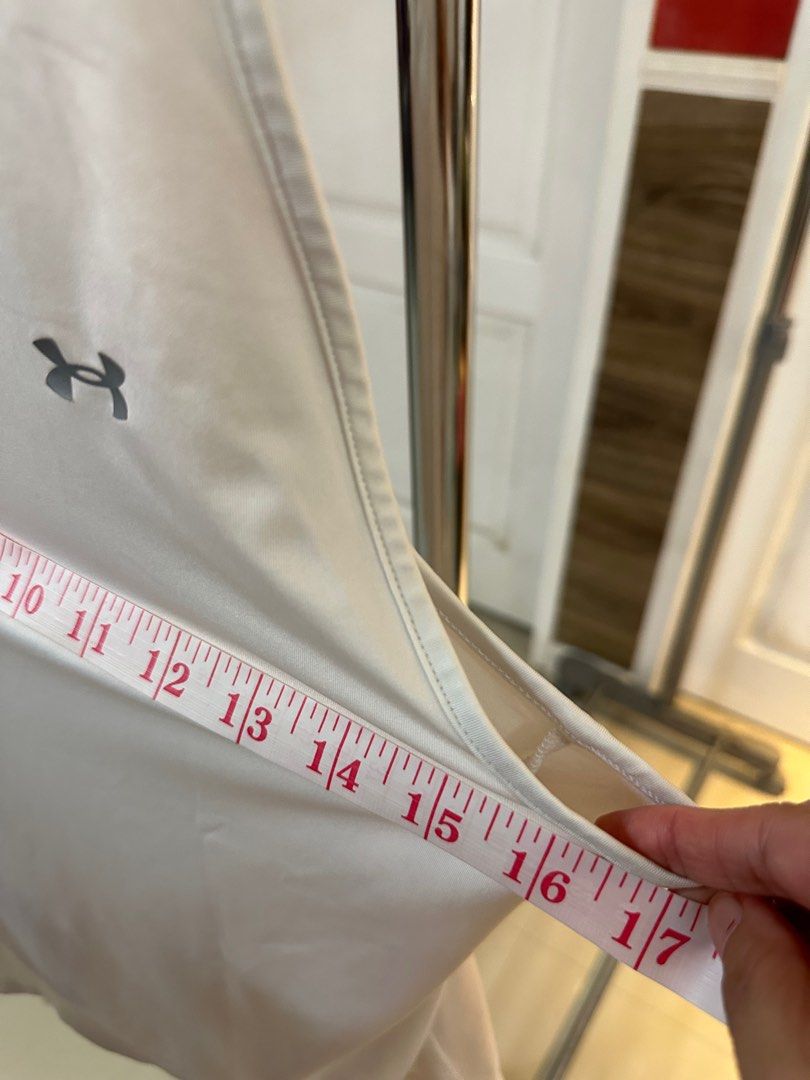 White Under Armour Top Sportswear (Category: Activewear) located in Quezon City. Submitted by saintivans (Listing ID 1321264142, Image 3). Description: L: 25 W: 17 Location: Davao City.