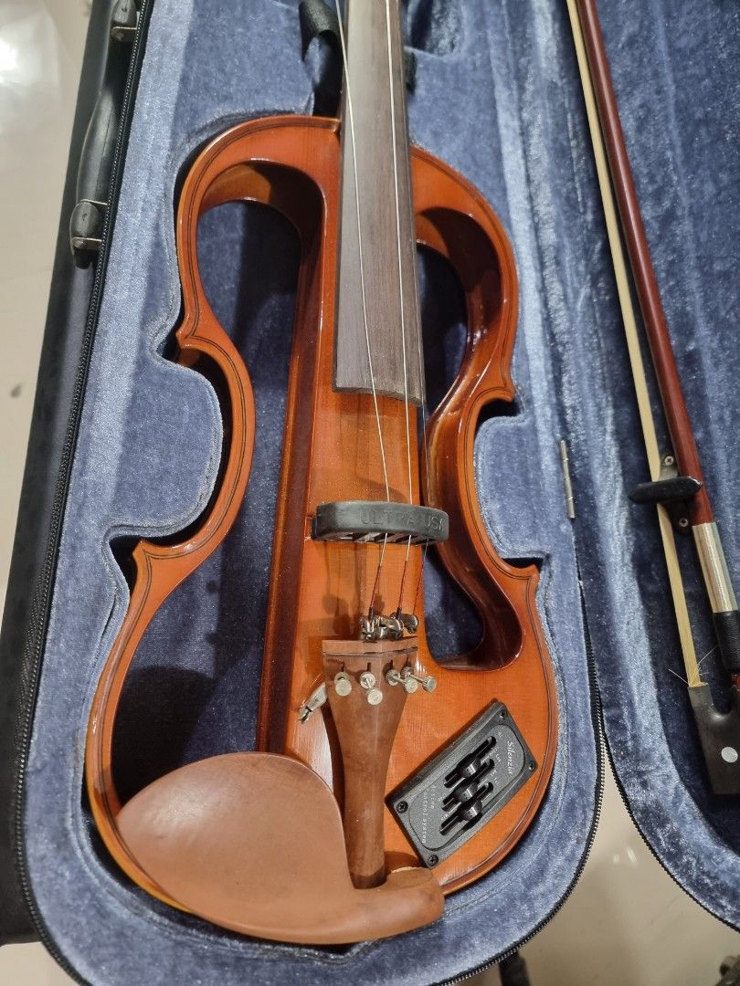 Carlo robelli electric violin (Category: Musical Instruments) located in Binan City. Submitted by jamrock.music (Listing ID 1321315072, Image 2). Description: good working condition 2ndhand used from japan.