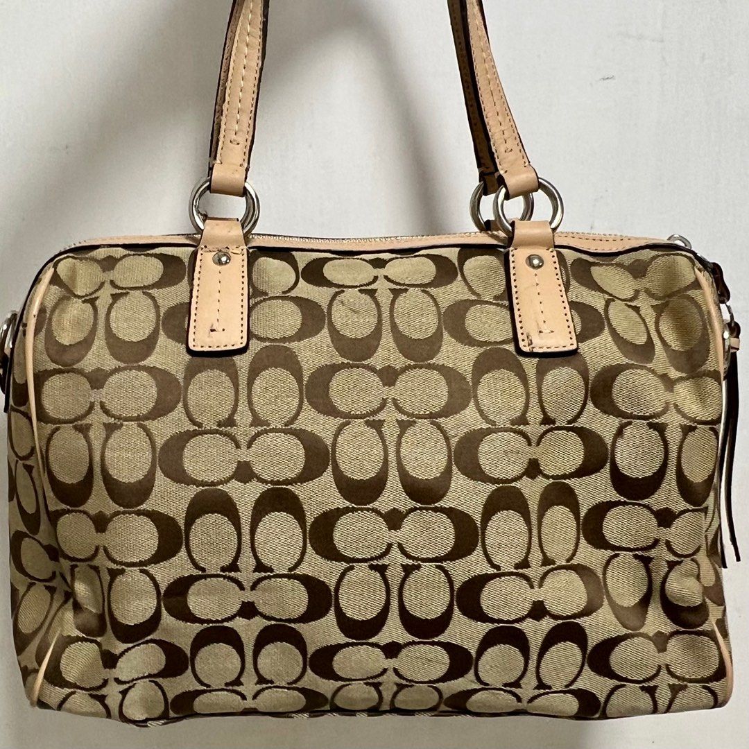 COACH Signature Python Stripe Carryall Tote Bag (Category: Luxury Bags & Wallets) located in Manila. Submitted by missletitgo (Listing ID 1321452103, Image 3). Description: .