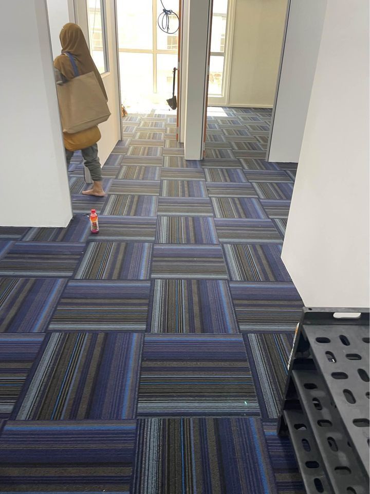 INSTALL TILE CARPET FOR OFFICE l pasang karpet jenis tile untuk pejabat ...
