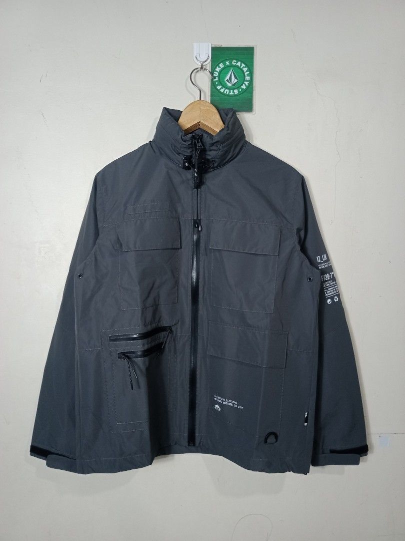 IZZUE Utility Packable Hoodie Water Repellent Fabric Jacket Medium to Large 26x22 Excelent to As New Condition 9.9 10 Price P1 350 SF Men s Fashion Activewear on Carousell