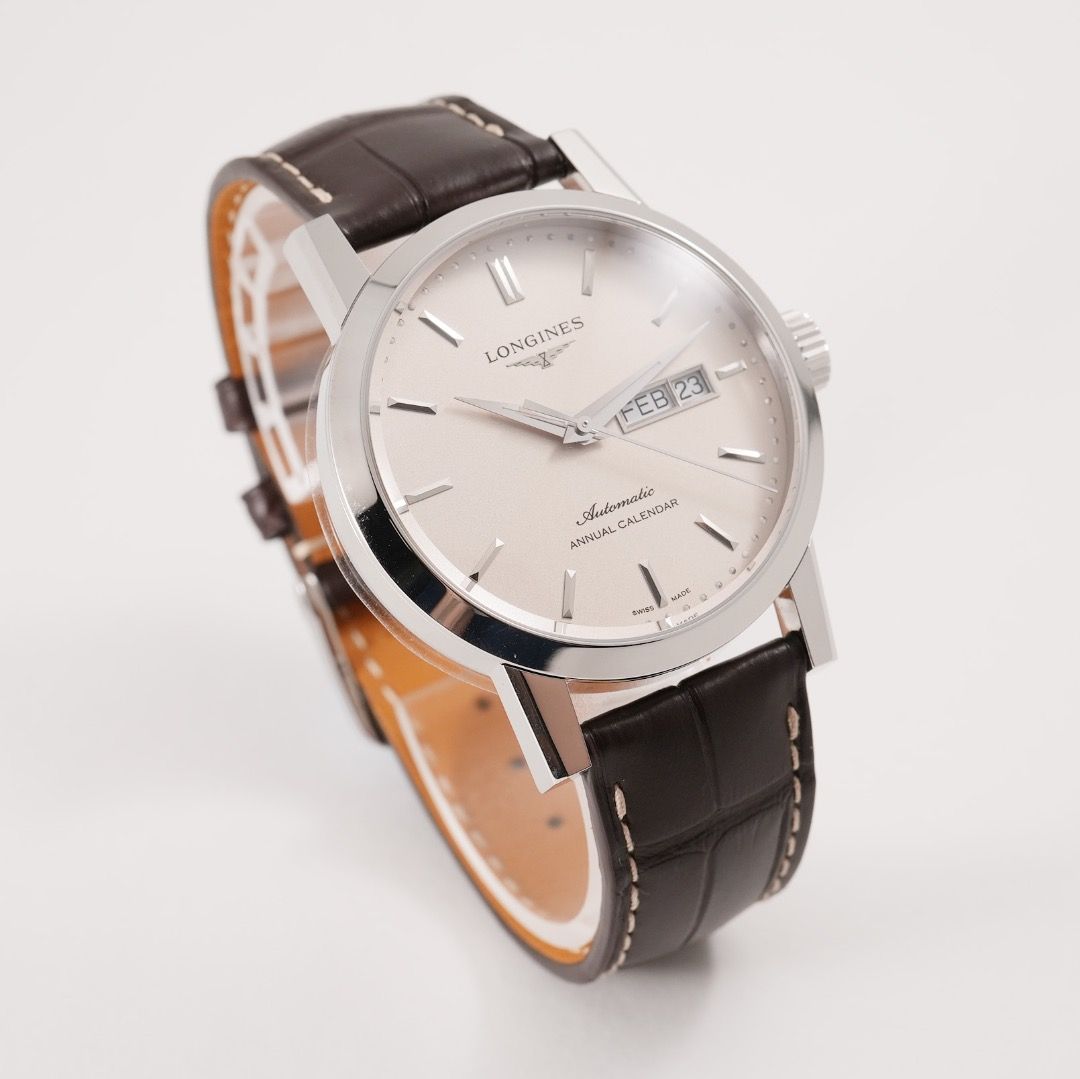 Longines Classic1832 （分類：手錶）位於 Hong Kong。 由 18wolt 提交（商品編號 1304886420，圖片 3）。簡介： 品牌：Longines 型號：Classic 1832 表殼：40毫米 x 12.3毫米 鋼表殼 表面：米色立體時標 防眩光藍寶石水晶表鏡 機芯：自動上鏈 年曆功能機芯 動力：72小時 功能：時、分、中央秒針 日期月份顯示 防水：30米 表帶：鱷魚皮表帶 特色：年曆功能 售價：HK$15,000。