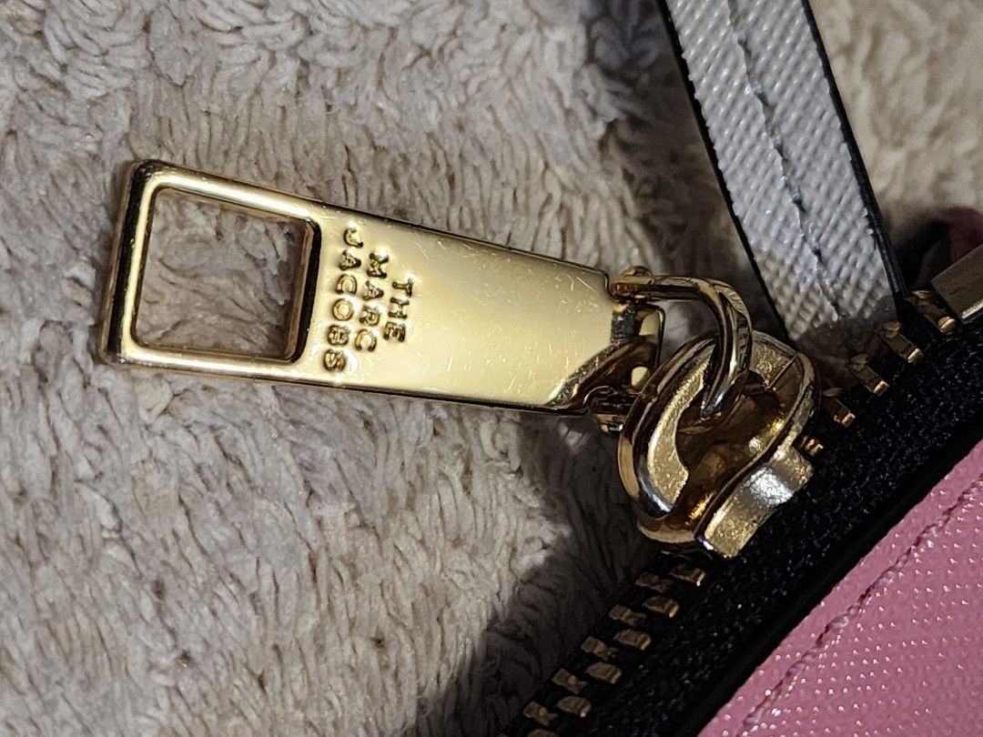 Marc Jacobs Cardholder Wallet (Category: Luxury Bags & Wallets) located in Mandaluyong City. Submitted by tof_reyes (Listing ID 1321453026, Image 3). Description: No issue. Authentic. Bought in Japan.