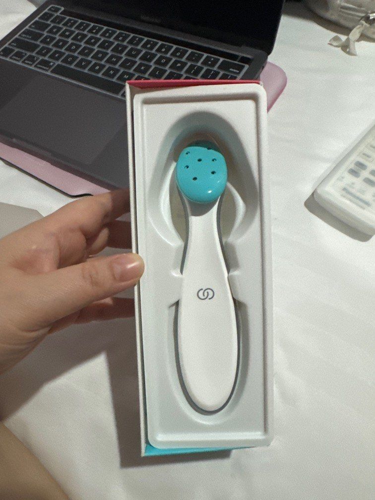 Nuskin Ageloc Boost (Category: Face Care) located in Quezon City. Submitted by budzkeedoo (Listing ID 1293682479, Image 2). Description: Bought and stored. Complete packaging: box and charger No serum included. ageLOC Boost features unique, variable pulse microcurrent technology and instantly activates the skin for natural radiance. Just two minutes a day, ageLOC Boost gives you a beauty boost with every use. Super easy to use, ageLOC Boost trans