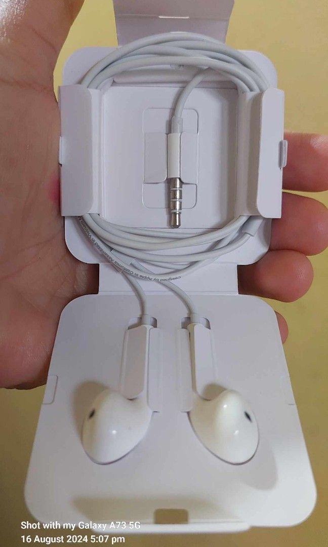 Original authentic Earpods Jack 3.5mm Plug Audio (Category: Headphones & Headsets) located in Makati City. Submitted by itnokdatu04911 (Listing ID 1321316840, Image 1). Description: Earpods Jack 3.5mm Headohone Plug audio Jack ✓💯% ORIGINAL GENUINE ✓💯% Brand-new ✓💯% Legit 1week Warranty Meet up either COD Via lalamove, Toktok,Grab, Burzo,Mr.Speedy,& LBC/JNT (Courier) Or you can book by your own rider 👍 Mode of Payment: 💸 COD 🌏 Gcash/Paymaya 