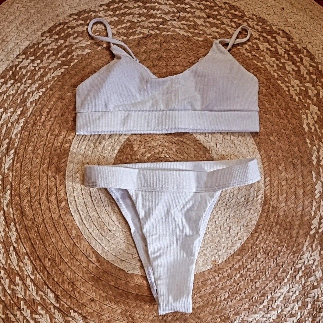 Small White Bikini (Category: Bikinis & Swimsuits) located in Muntinlupa City. Submitted by janine_roxanne (Listing ID 1321478415, Image 1). Description: Brand new with pads and pouch.