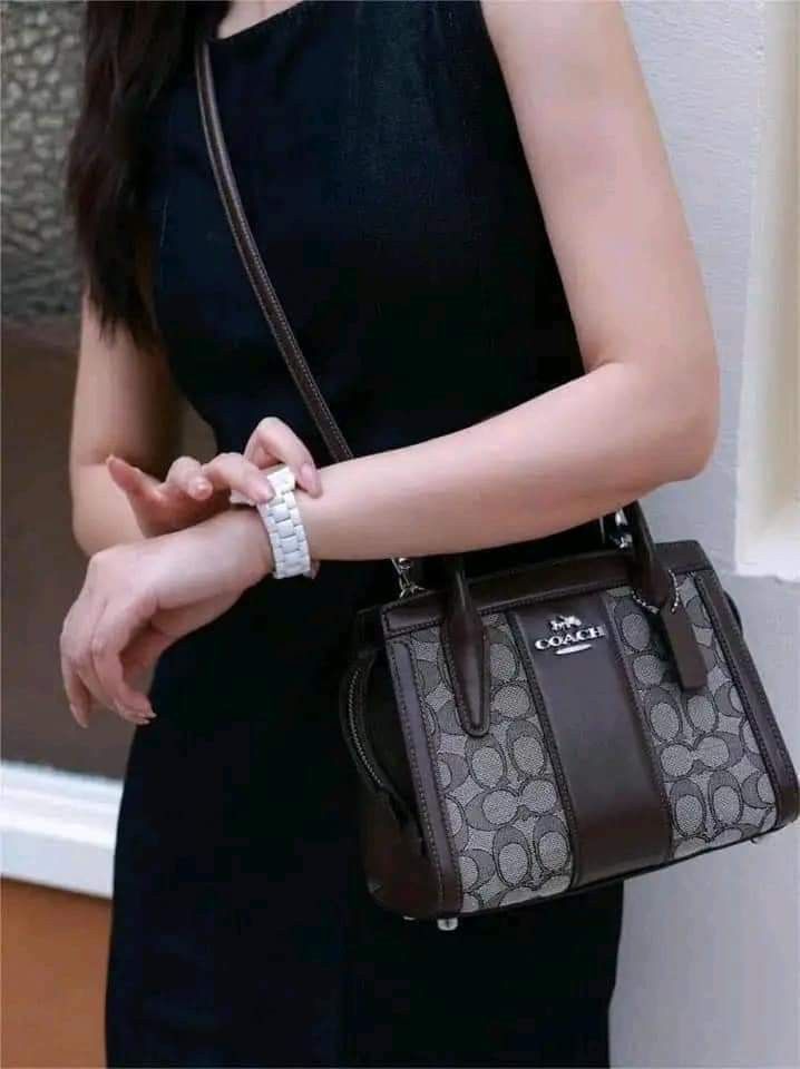 🍀 CCH Andrea Carryall (Category: Luxury Bags & Wallets) located in Manila. Submitted by shan_kenz (Listing ID 1321637924, Image 1). Description: 🍀 CCH Andrea Carryall ▪️8 3/4 (L) x 6 1/2 (H) x 4 1/2 (W) 💰P2,000 ▪️Actual photo ▪️Plus SF.